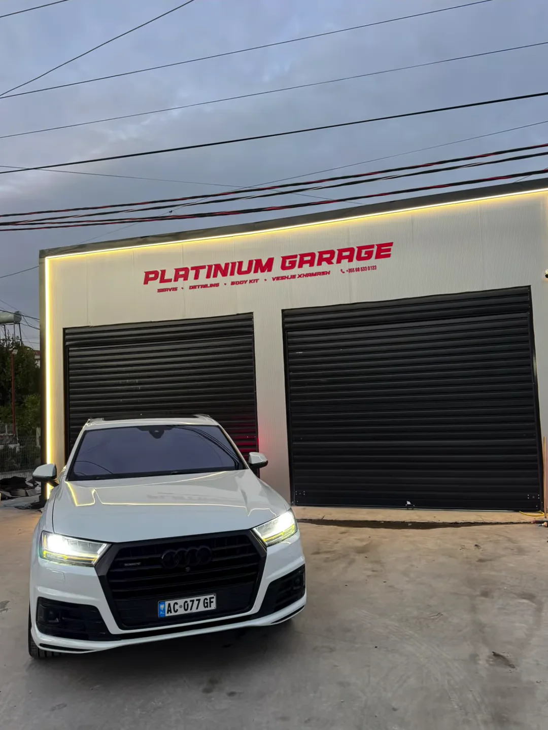 Fasada e Platinium Garage me tabelën e kuqe, në Rrugën 28 Nëntori